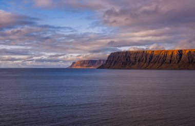 Patreksfjordur plajı, Westfjords, gün batımında İzlanda 'nın kuzey batısı. Vesturbyggd Belediyesi. Eylül 2019