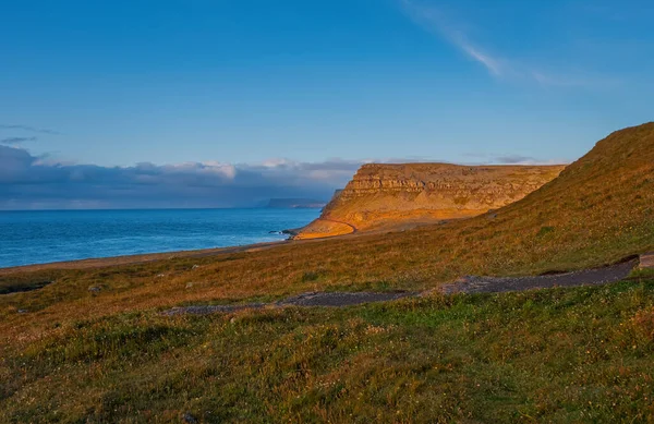 Atemberaubende Latrabjarg-Klippen, Europas größte Vogelklippe und Heimat von Millionen von Vögeln. Westliche Fjorde von Island. Sonnenuntergang im September 2019. — Stockfoto