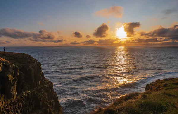 Atemberaubende Latrabjarg-Klippen, Europas größte Vogelklippe und Heimat von Millionen von Vögeln. Westliche Fjorde von Island. Sonnenuntergang im September 2019. — Stockfoto