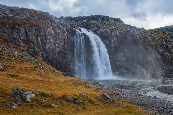 Krásný malý vodopád Fossa, Reykjarfjordurin Island. Září 2019 — Stock fotografie