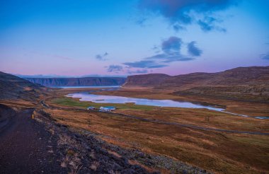 Patreksfjordur, gün batımında, Vesturland, İzlanda - Eylül 2019: Etkileyici fiyort manzarasındaki köy yolu veya İzlanda 'daki Westfjords