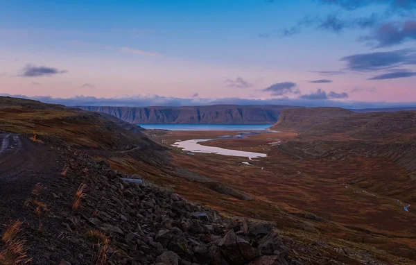 Patreksfjordur vid solnedgången, Vesturland, Island - september 2019: Landsväg i det imponerande fjordlandskapet eller Westfjordarna på Island — Stockfoto