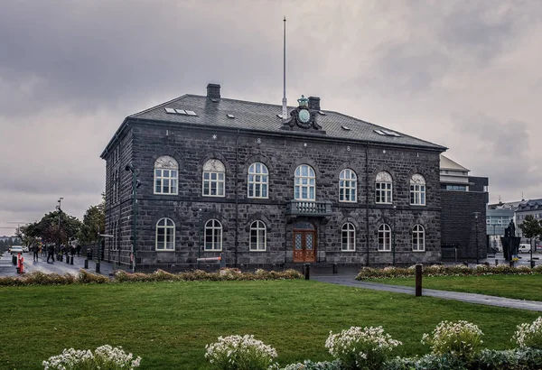 Reykjavik, İzlanda 'daki Parlamento Binası. Eylül 2019 'da bulutlu bir gün