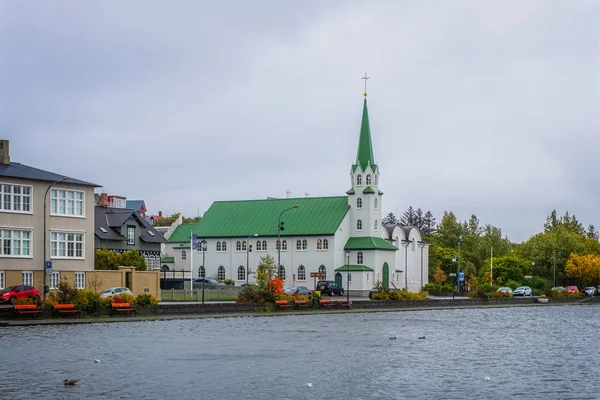 Iglesia de madera de Frikirkjan en Reykjavik en el norte de Europa. Islandia, septiembre 2019 — Foto de Stock