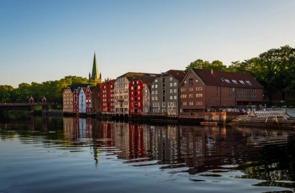 Wieczorny pejzaż miasta Trondheim, Norwegia - tło architektury w lipcu 2019 r. — Zdjęcie stockowe