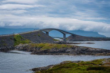Köprü Norveç, Atlantik kıyısı, Picturesque yolu 64 numaralı ada arasında Moldi şehrinden Kristiansund. Temmuz 2019