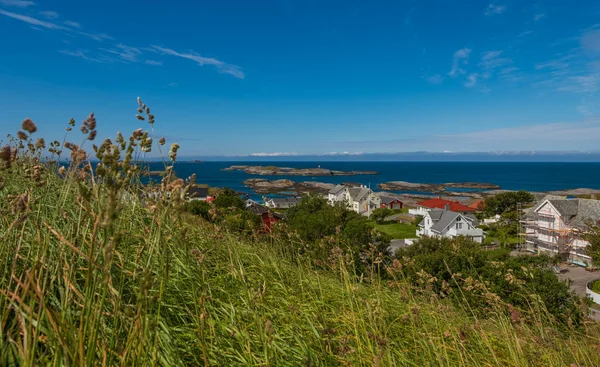 Malerisches Fischerdorf und Hafen der Knospen, in der Nähe von Molde, Norwegen. Juli 2019 — Stockfoto