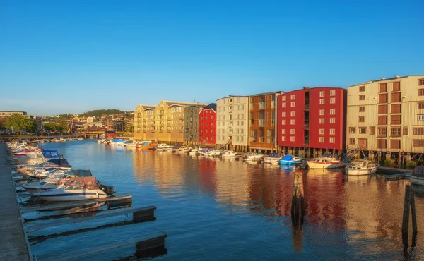 Trondheim, Norwegia - lipiec 2019: Kolorowe stare domy nad brzegiem rzeki Nidelvy w Trondheim, Norwegia. — Zdjęcie stockowe