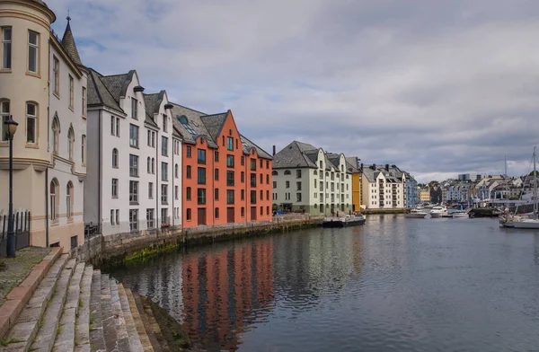 Malowniczy letni widok na miasto portowe Alesund na zachodnim wybrzeżu Norwegii, przy wejściu do Geirangerfjord. Kolorowy poranny pejzaż miasta. Koncepcja podróży. — Zdjęcie stockowe