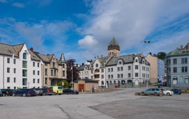 Güneşli bir günde Alesund şehri manzarası. Temmuz 2019