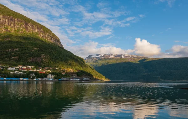 Valle di Oldedalen - una delle aree più spettacolari di bellezza naturale in Norvegia. Città Stryn e il fiume Strynselva. luglio 2019 — Foto Stock