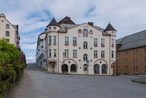 Vista de la ciudad de Alesund en un día nublado. Julio 2019 — Foto de Stock