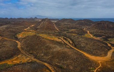 Kanaryalardaki kurak Lobos adasının panoraması. Kanarya Adaları, İspanya, Ekim 2019