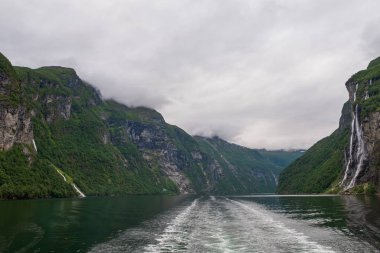 Geiranger, Norveç 'teki Yedi Kız Kardeş şelalesi. Temmuz 2019