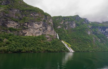 Norveç, Geiranger fiyordunun üzerinde şelale. Temmuz 2019
