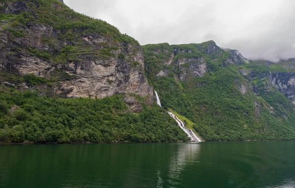 Cascata sul fiordo Geiranger, Norvegia. luglio 2019 — Foto Stock