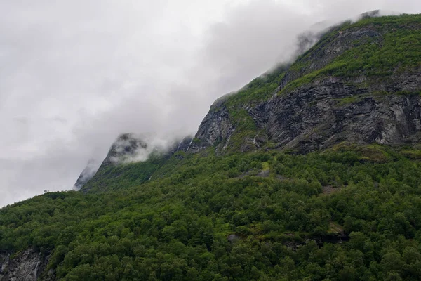 Utsikt över fjorden och bergen i Geiranger, Norge. Juli 2019 — Stockfoto