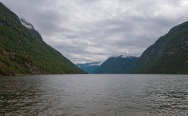 Hellesylt, Norveç 'te Geiranger Fjord' a yakın küçük bir köy. Temmuz 2019