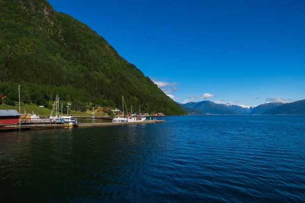 Vik, Norvegia - luglio 2019: Vik port, Vik è un comune norvegese della contea di Sogn og Fjordane. Si trova sulla sponda meridionale del Sognefjorden nel tradizionale quartiere di Sogn . — Foto Stock