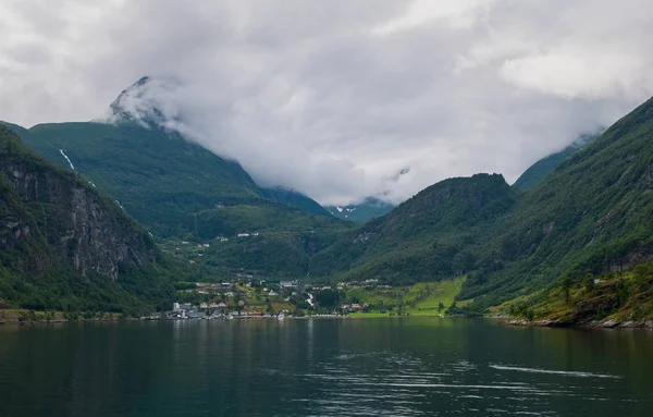 GEIRANGER, NORUEGA - JULHO 2019: Vista de cima sobre a pequena cidade de Geiranger, Noruega — Fotografia de Stock