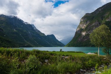 Norveç, Stryn 'deki güzel Oldevatnent Gölü. Temmuz öğleden sonra. 2019