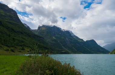 Norveç, Stryn 'deki güzel Oldevatnent Gölü. Temmuz öğleden sonra. 2019