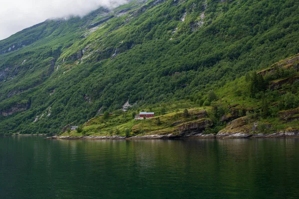 Natuurlijk landschap bij geirangerfjord in het noorden. juli 2019 — Stockfoto