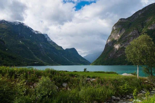 Гарне озеро Ольдеватнент у Стренні, Норвегія. Джуліс день. 2019 — стокове фото