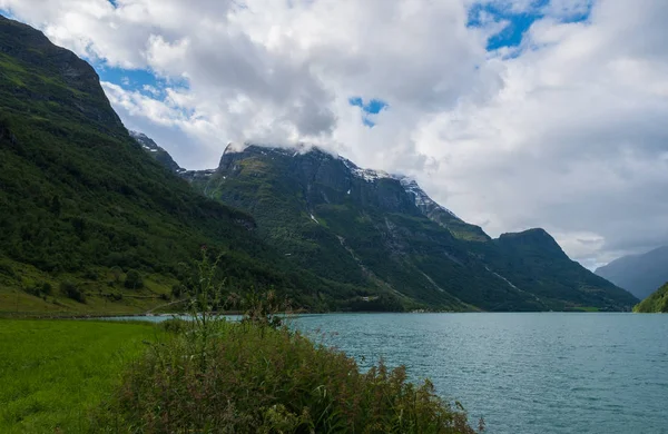 Hermoso lago Oldevatnent en Stryn, Noruega. Julys tarde. 2019 —  Fotos de Stock