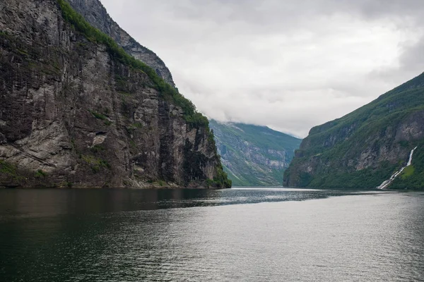 Luonnonmaisema geirangervuonossa pohjoisessa kesäpilvipäivänä. heinäkuu 2019 — kuvapankkivalokuva