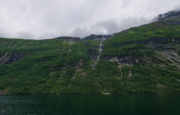 Kleine waterval. Uitzicht in de Geiranger fjord genomen door de veerboot hellesylt geiranger. juli 2019 — Stockfoto