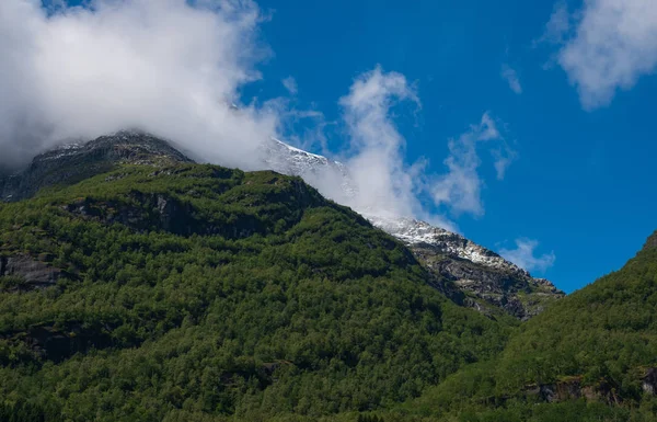 Bergen over het prachtige meer Oldevatnent in Stryn, Noorwegen. juli 2019 — Stockfoto