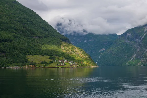 Geiranger is een plaats in de Noorse gemeente Geiranger, provincie Sunnmore. Geiranger ligt aan de Geirangerfjord. — Stockfoto