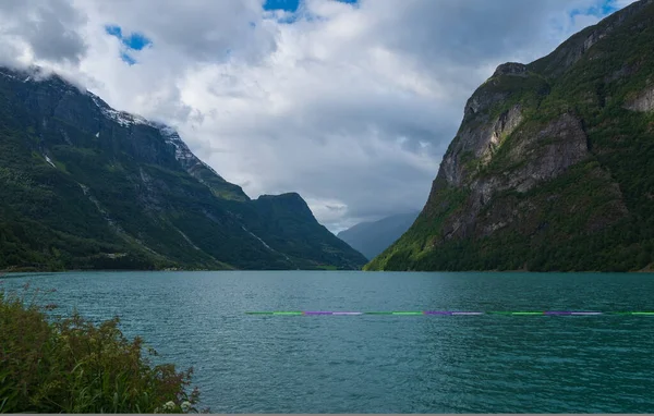 Vacker sjö Oldevatnent i Stryn, Norge. Juli eftermiddag. 2019 — Stockfoto