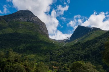 Norveç 'in Stryn kentindeki güzel Oldevatnent Gölü üzerindeki dağlar. Temmuz 2019