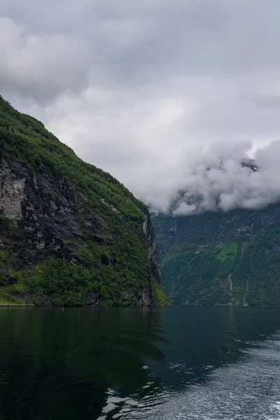 Krajobraz naturalny w Geirangerfjord w Norwegii. lipiec 2019 — Zdjęcie stockowe