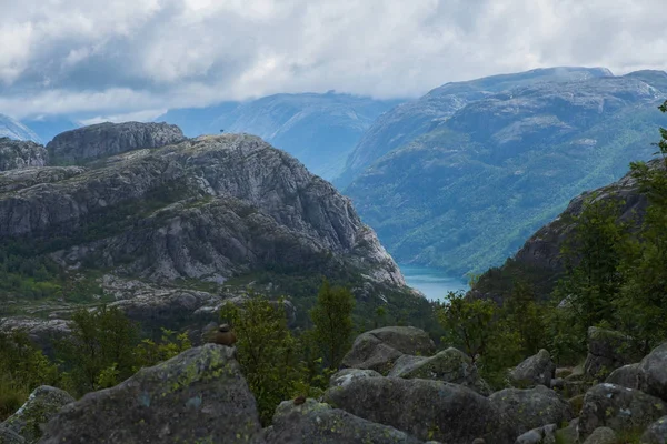 Preikestolen massive Klippe Norwegen, lysefjord Sommer Morgen Blick. schöne Natururlaub Wandern Wanderreisen zu Naturdestinationen Konzept. Juli 2019 — Stockfoto