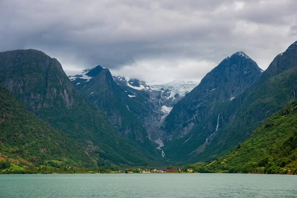 Lindo lago Oldevatnent em Stryn, Noruega. A tarde de Julho. 2019 — Fotografia de Stock