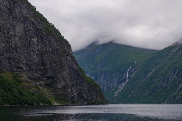 Küçük şelale. Geiranger fiyordunun içindeki görüntüler feribot tarafından çekilmiş. Temmuz 2019 — Stok fotoğraf