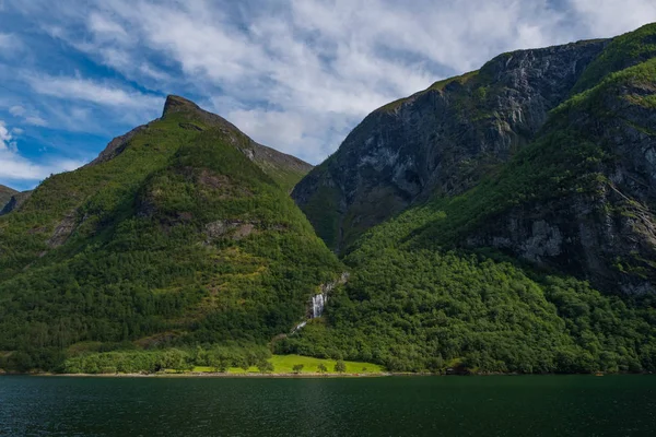 Гори, село і норвезький фіорд Neroyfjord Sognefjord. Блакитне небо з хмарами. Липень 2019 — стокове фото