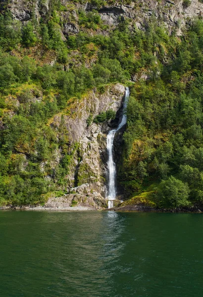 Vízesés Aurlandsfjordban, Fjord a Flam Norvégiában. 2019. július — Stock Fotó