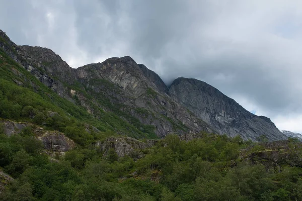 Briksdalsbreen är en glaciärarm av Jostedalsbreen, Briksdalsbre Mountain Lodge, Norge. Juli 2019 — Stockfoto