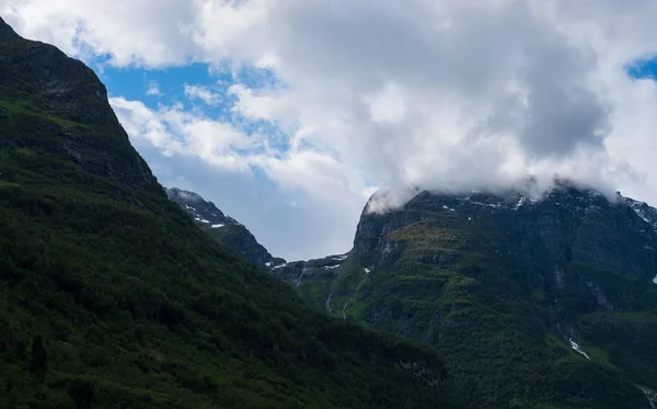 Berg över den vackra sjön Oldevatnent i Stryn, Norge. Juli 2019 — Stockfoto