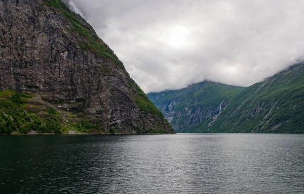 Norveç 'teki Geirangerfjord' da yaz bulutlu bir günde doğal manzara. Temmuz 2019