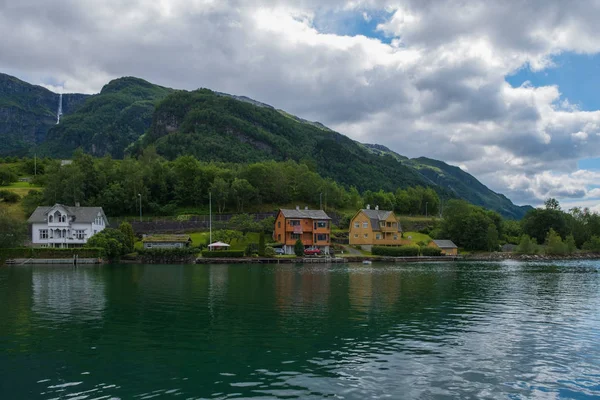 Noorwegen fiord Ullensvang dorp - deel van Hardanger Fjord genaamd Sorfjord. Ochtendzicht. juli 2019 — Stockfoto