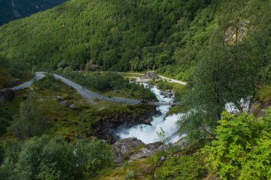 Norveç, Sogn og Fjordane 'deki Jostedalsbreen Ulusal Parkı' ndaki Kleivafossen Şelalesi 'ne bakın. Temmuz 2019