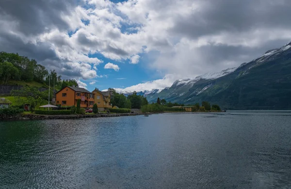Noorwegen fiord Ullensvang dorp - deel van Hardanger Fjord genaamd Sorfjord. Ochtendzicht. juli 2019 — Stockfoto