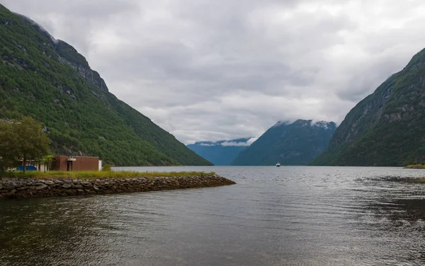 Hellesylt, klein dorpje in Noorwegen, dicht bij Geiranger Fjord. juli 2019 — Stockfoto