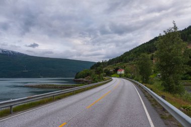 Nehir kıyısındaki küçük Norveç kasabası Stryn. Temmuz 2019