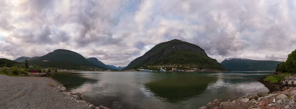 オルデダレン渓谷-ノルウェーで最も壮大な自然の美しさのエリアの1つです。街Strynと川Strynselvaのパノラマ。2019年7月 — ストック写真